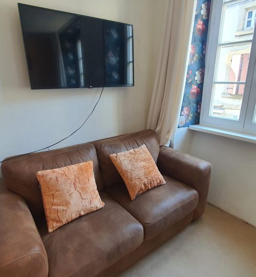 The seating area/TV